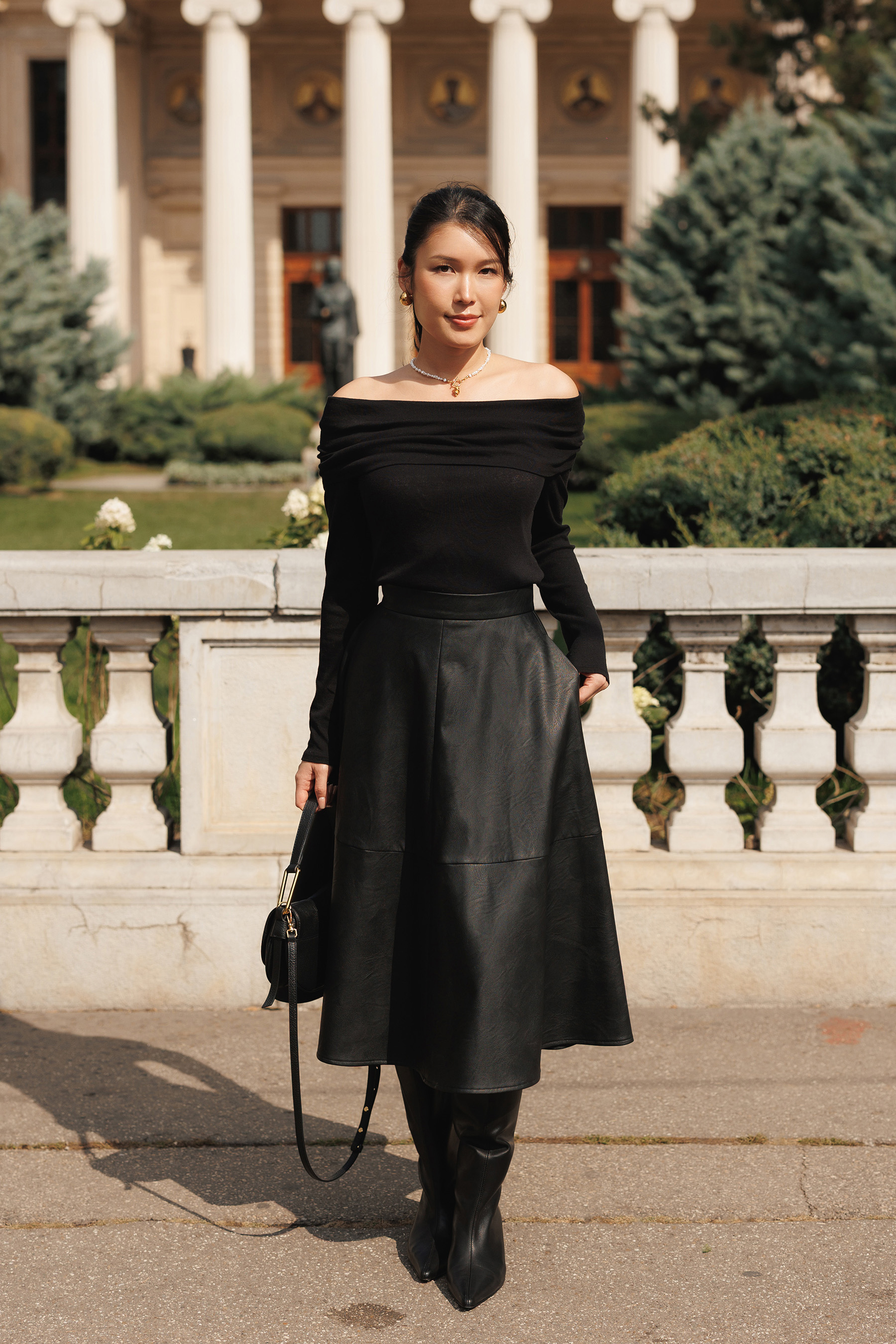 Fusta midi neagra cu aspect de piele si buzunare 1